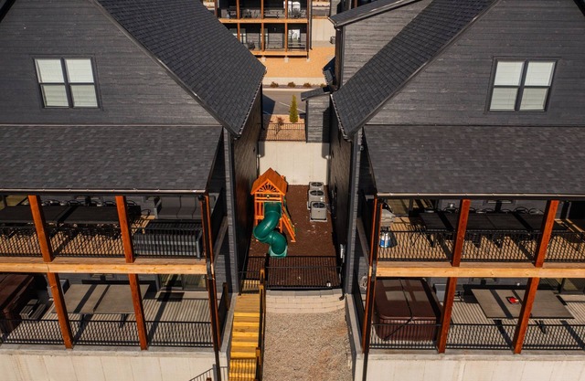 Two 7 bd homes w/hot tubs, sauna, & fire pits