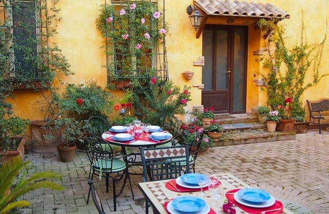 Two apartments for groups or families up to 9 In St. Peter area, courtyard
