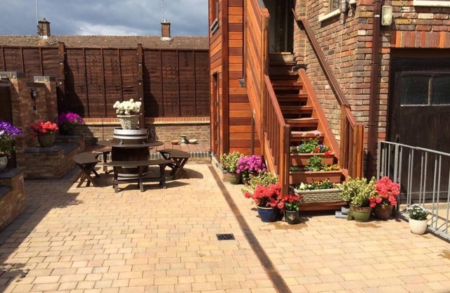 Two Bed Ornate cottage/apartment near centre of Tring