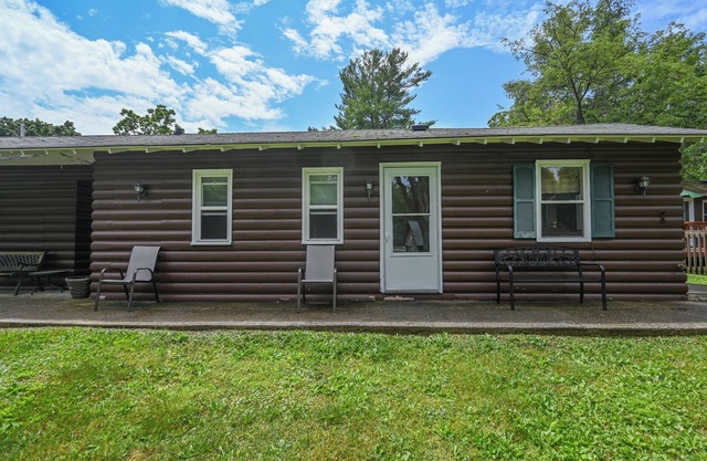 Two Bed Two Bathroom Cabin with kitchen area