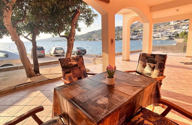 Two bedroom apartment near beach Metajna, Pag (A-6465-c)