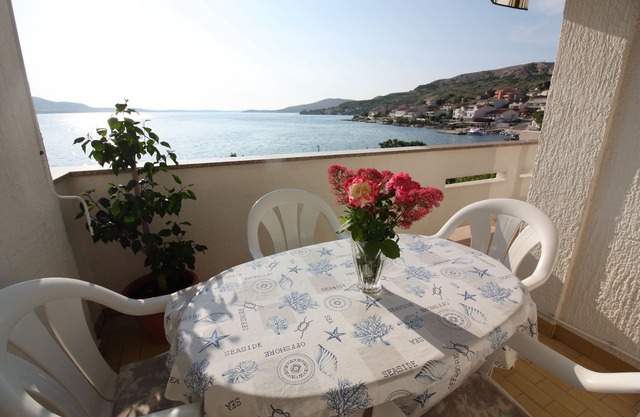 Two bedroom apartment near beach Metajna, Pag (A-6486-b)