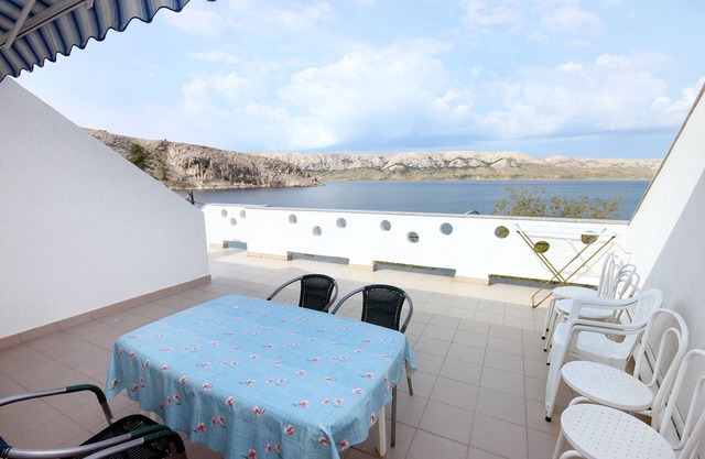 Two bedroom apartment near beach Metajna, Pag (A-6289-a)