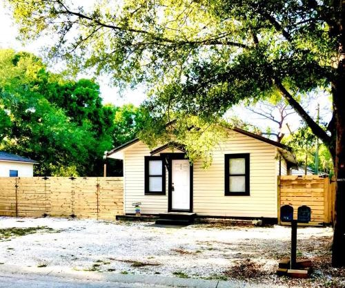 Two Fully Equipped Apartments and a Studio 5 miles from the beach