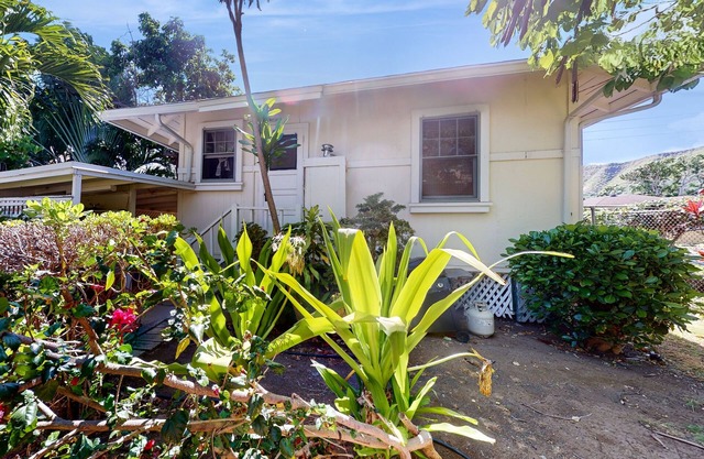 Two Hawaiian cottages with Diamond Head views - walk to Waikiki