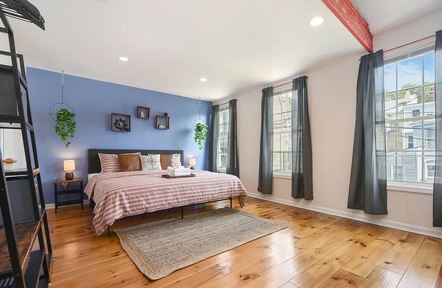 Two King Beds ★ Rowing/Crew-Themed ★ Walkable!