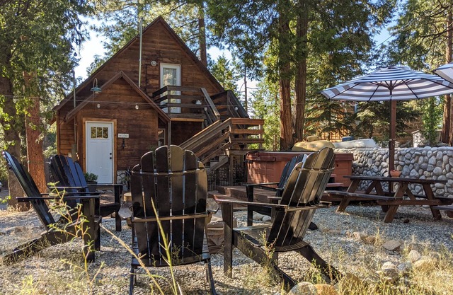 Two Magical cabins *Spa, Fireplace, Pet Friendly*