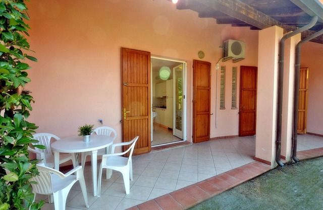 Two-room detached house with double garden and patio at 700 meters. from the sea