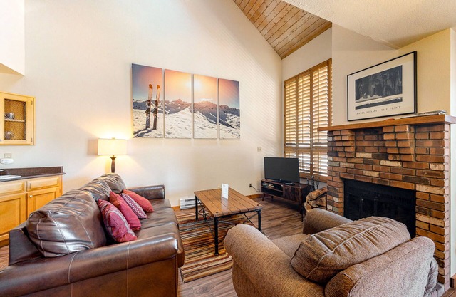 Two-story mountain condo with fireplace & beautiful views
