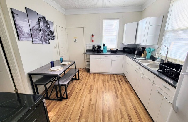 Two-tone Train Home! King bed, Pet friendly, Foosball!