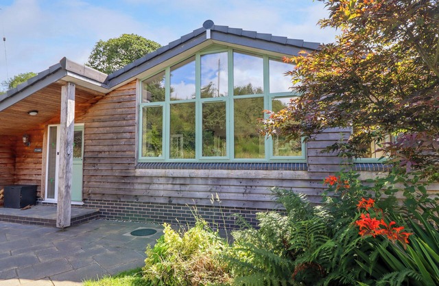 TY ISAF, pet friendly, with open fire in Llanfair Caereinion