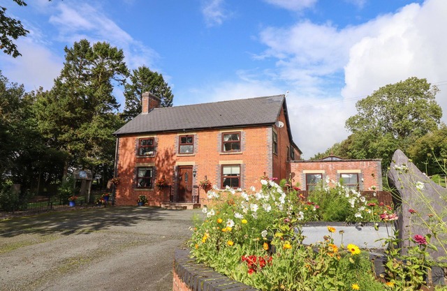 TY NEWYDD, family friendly, luxury holiday cottage in Llangadfan