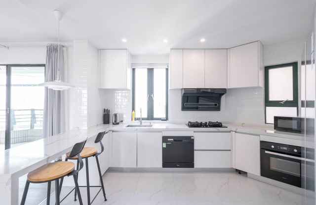 Tyms Elegant 4BR 2BA Apt in Xujiahui