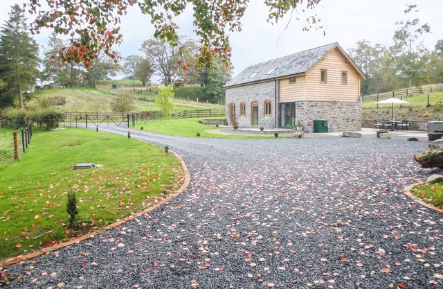 TYNDDOL BARN, family friendly, with hot tub in Llanbadarn Fynydd