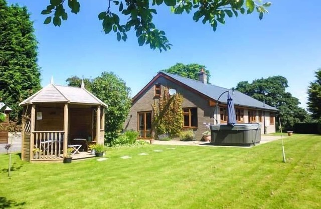 TYNDDOL BUNGALOW, family friendly, with hot tub in Llanbadarn Fynydd