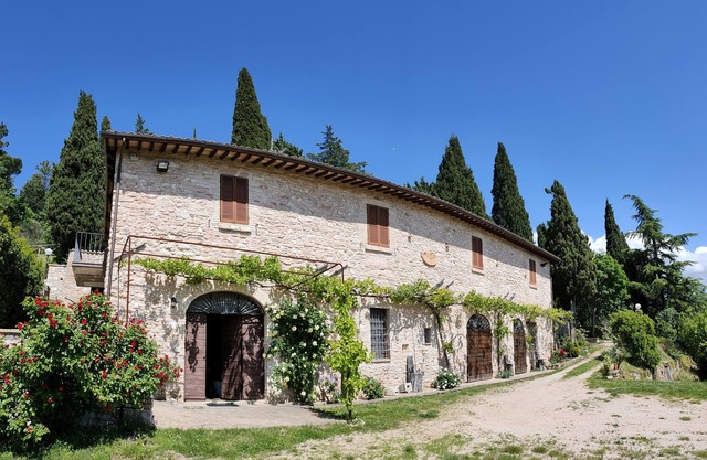 Typical 15th century farmhouse immersed in the green of the Subasio Park