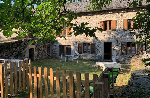 Typical 2-star Auvergne house Domaine Au Vert Gna ! Gite PIDGIER