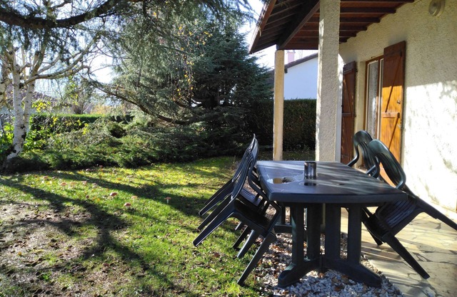 Typical 5/7pers house in the countryside with swimming pool and fishing lake