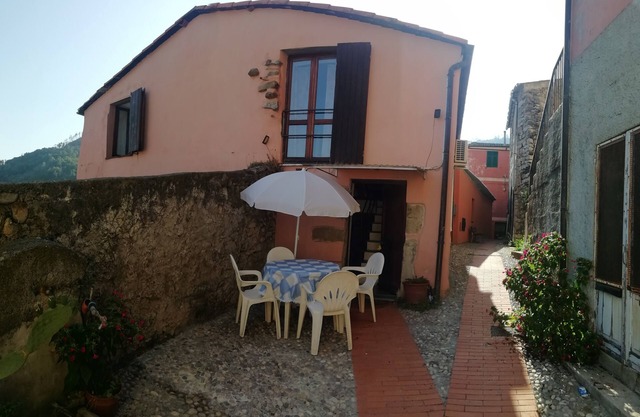 Typical Ligurian house on two floors with a beautiful view over Levanto valley