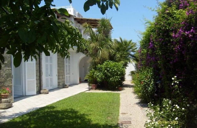 Typical Mediterranean Villa 200m from the sea surrounded by greenery, special offers bridges