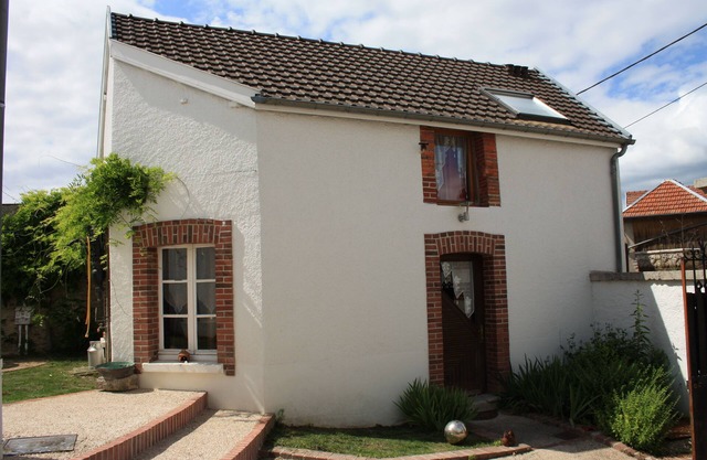 Typically Champagne house with enclosed courtyard garden and 7km from Epernay