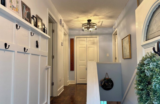 UGA Tix available with booking! Cozy home near Athens, shops, stadium, etc.