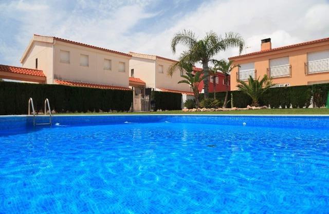 UHC CASA L'ESCALA · FAMILY HOUSE · QUIET AREA · COMMUNAL POOL