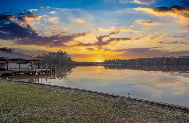 Ultimate Family Fun Lakehouse w/pool and dock