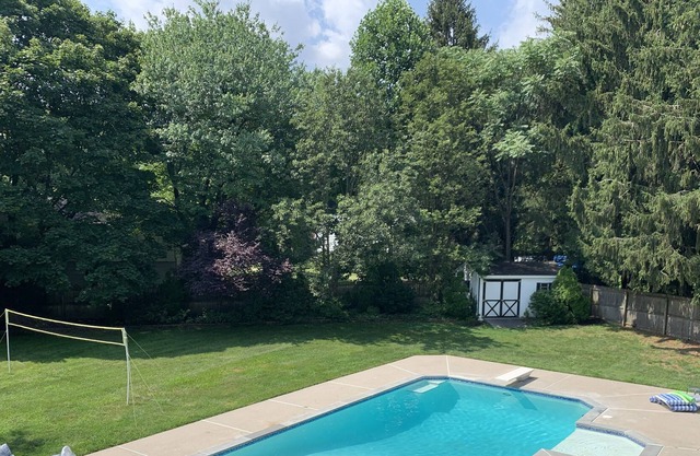 Ultimate Getaway! Heated Pool, Hot tub, Huge Deck, Volleyball