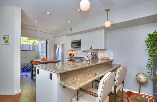 Ultra Chic Townhome with Two Master suites. 1400 sq feet