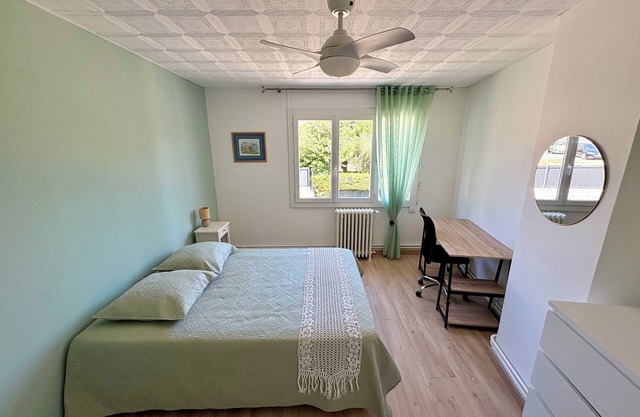 Un air de Marseille, haut de villa, Avec une terrasse et jardin