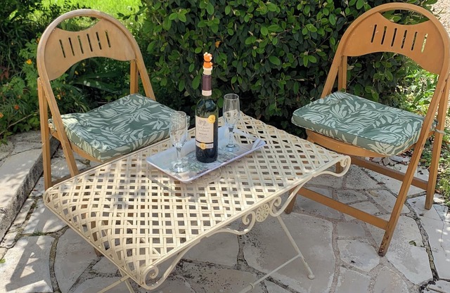 Un lit double équipé gite. Self contained gite for 2 people with 1 bed.