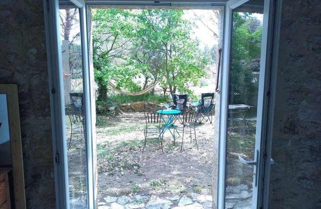 Under a bicentennial oak. Quiet, spacious bedroom/bathroom. Parking G