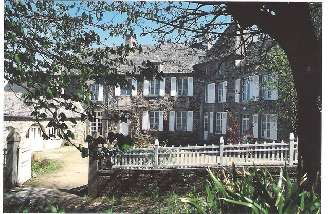 Under the chestnut cottages near the sea on the grounds of the manor Valciot