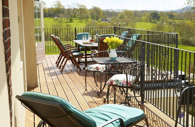 Underwood House, sleeps 12 within easy reach of Bath, offers spacious comfortable accommodation.