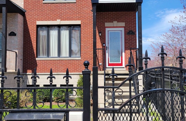 Unique and Chic home. rooftop deck, near lakefront. Easy commute to downtown.