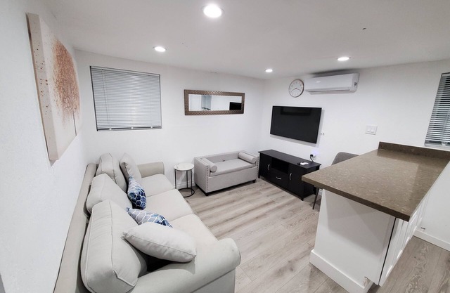 Unique comfortable unit close to LAX AIRPORT/SO-FI STADUIM.