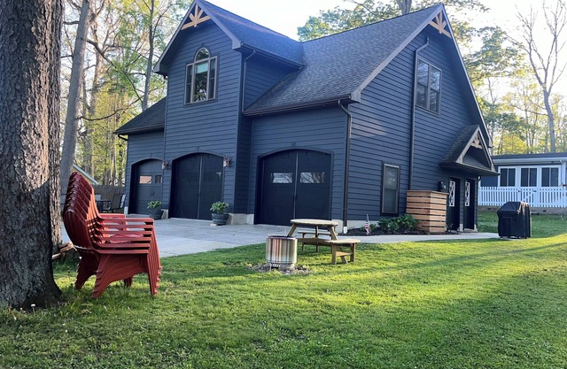 Unique cottage on Silver Lake. Golfing, boating, hiking and more!