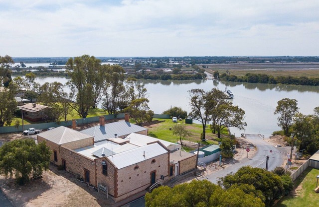 Unique group accommodation on the Murray River