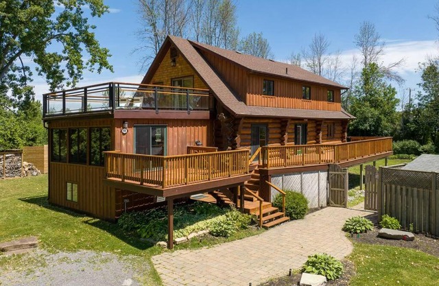 Unique Log House by the Lake, Retreat with Spa Amenities near Presque'ile Provincial Park