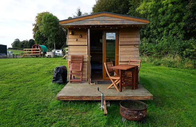 Unique, Off- Grid Beehive Pod at Westcote Glamping