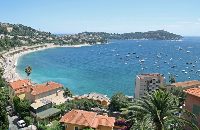 Unique panoramic sea views from balcony and living room. 400 m walk to beach.