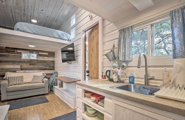 Unique Stay: 'tiny Everest' San Antonio Home!