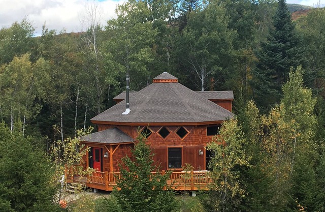 Unique 'yurt' home in Bretton Woods 1 mi to skiing, firepit, beach! Hot tub and Dog friendly!