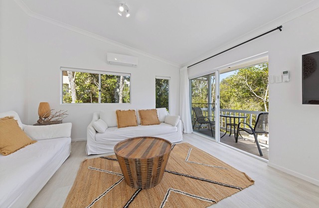 UNIT 2 HOLIDAY IN PARADISE, pets welcome
