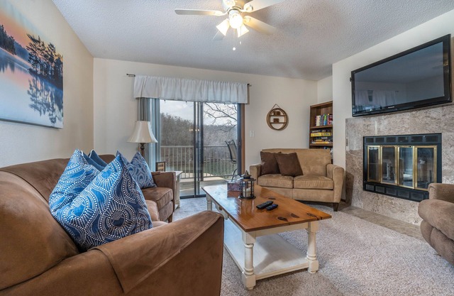 Unit B7 spacious 4bed/3bath condo perfect lakefront spot for family and friends