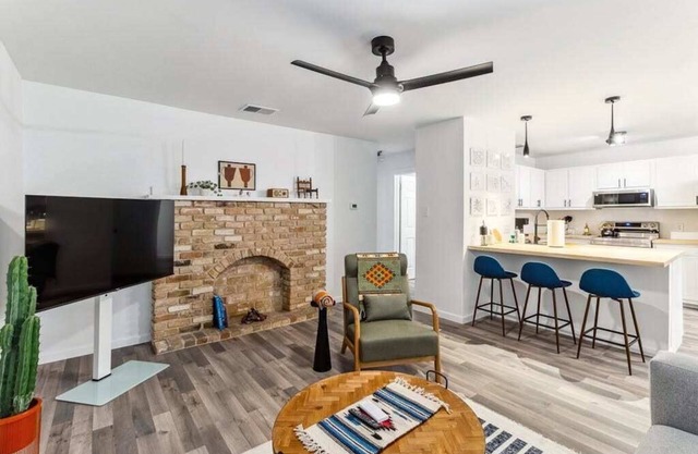 Unit D Willowrun · 2 bedroom SoCo retreat | Sleeps 6 | Free PRKG