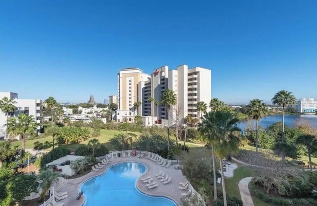 Universal/Pool view +FREE parking. Newly renovated 2bdrm/2bth