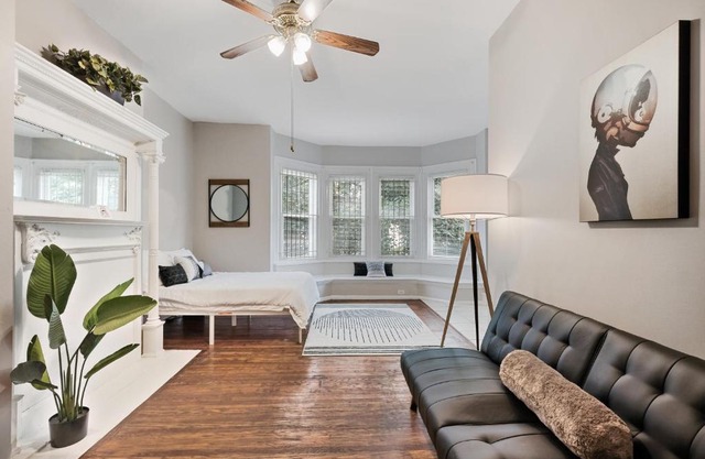 University City, Chic Studio Apartment by A.C.T.