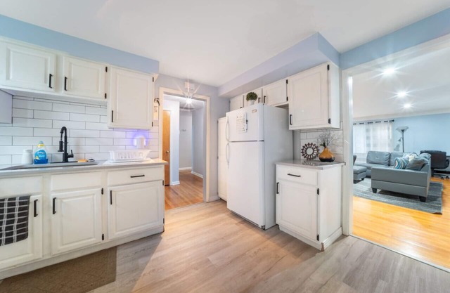 University Heights! 2 king beds (Upper Duplex) in prime location